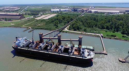Panorama aéreo de carregadores de navio e transportador de correia TMSA, avançando sobre a água, feitos para Bianchini.