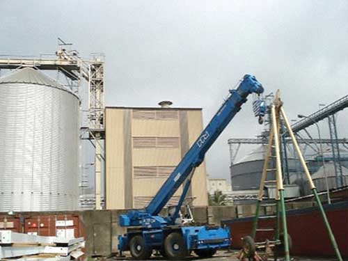 Transportadores e elevadores TMSA, com silo e armazém ao redor, feitos para a Now Sugar.