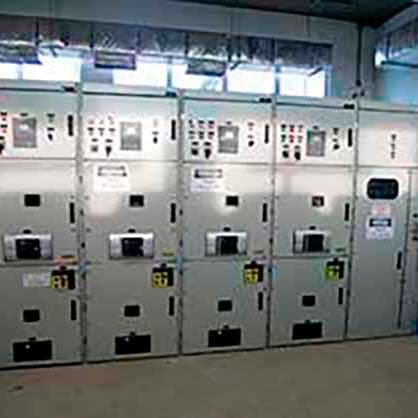 Painéis de controle de eletrocentro TMSA em uma sala, visto de frente, feito para Anglo American.