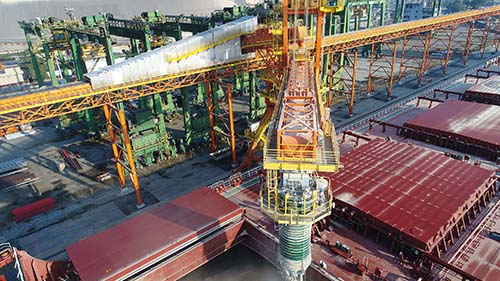 Panorama aéreo frontal afastado de carregadores de navio e transportadores de correia TMSA, feitos para ADM.