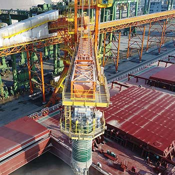 Panorama aéreo frontal afastado de carregadores de navio e transportadores de correia TMSA, feitos para ADM.