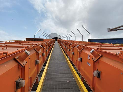 Plano alto e aberto de vários módulos de secadores de grãos TMSA feitos para Pirahy Alimentos, observados do alto.