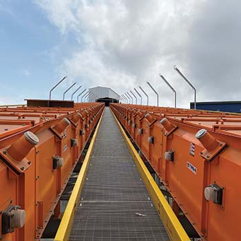 Plano alto e aberto de vários módulos de secadores de grãos TMSA feitos para Pirahy Alimentos, observados do alto.